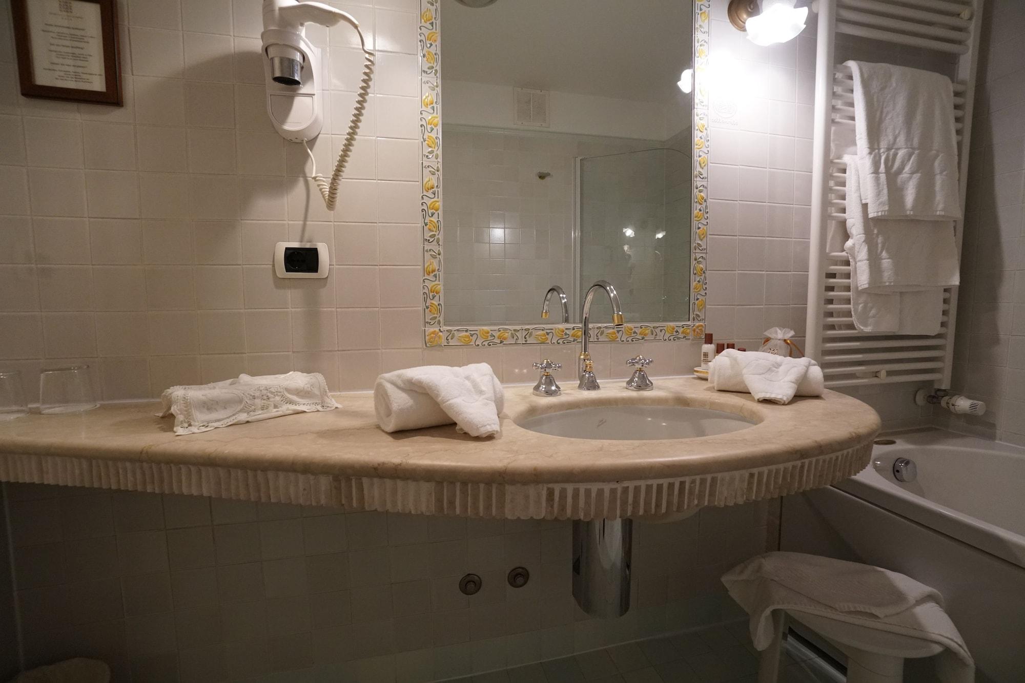 Hotel Borgo Cà Dei Sospiri 4*